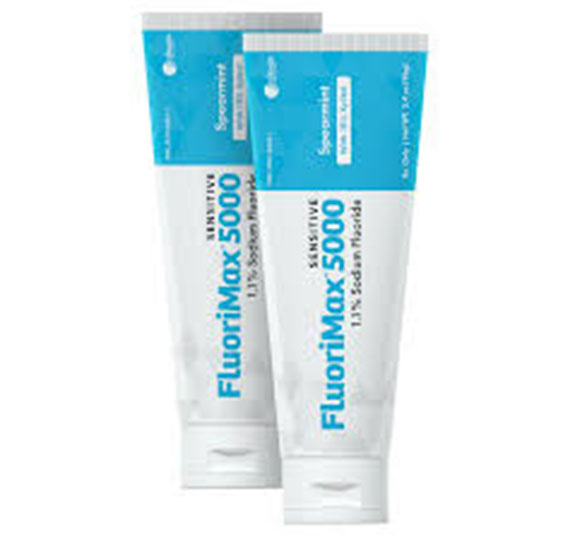 The image shows two tubes of fluoritox toothpaste with a blue background, highlighting their presence.
